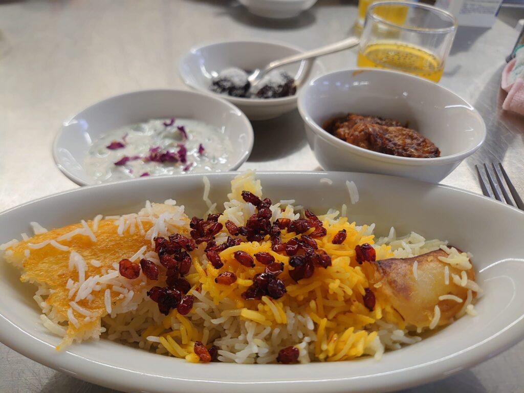 イランのお祝い料理バーベリーご飯ゼレシュクポロ