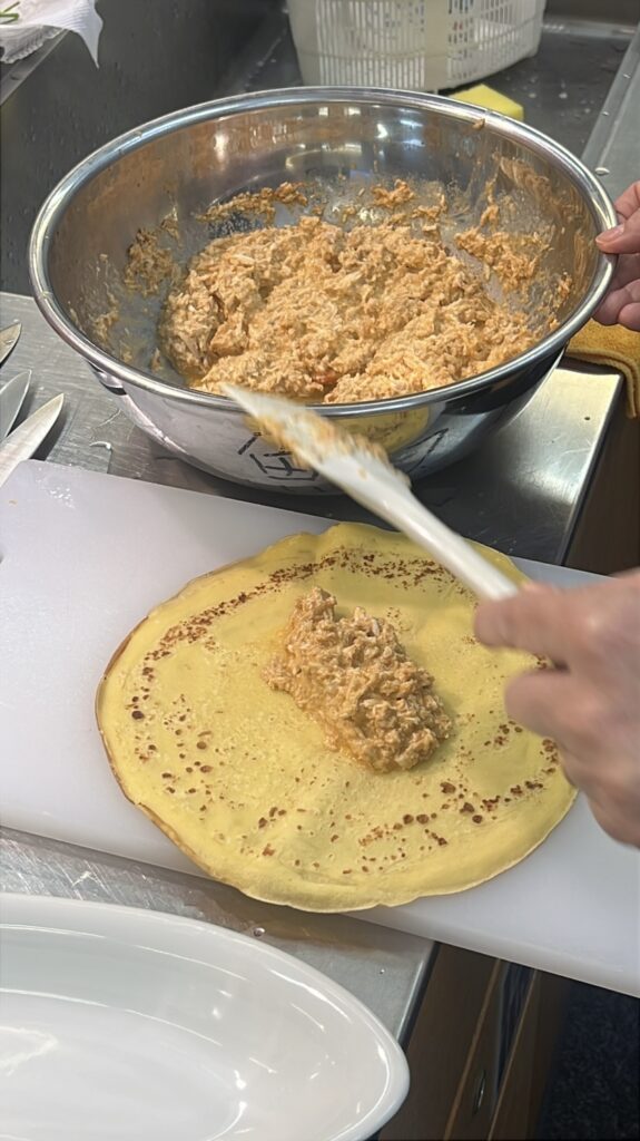 一石三鳥三つめ。クレープ生地にほぐした鶏を乗せ巻きます。